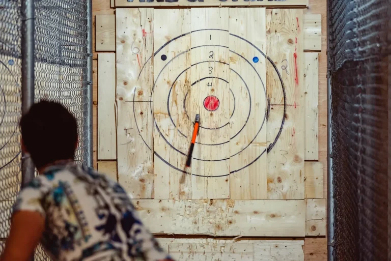 Throwing axe