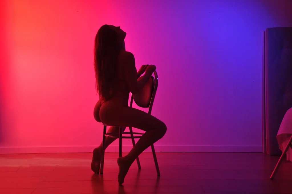 silhueta de bela mulher sexy dançarina sensual fetiche dança a noite
